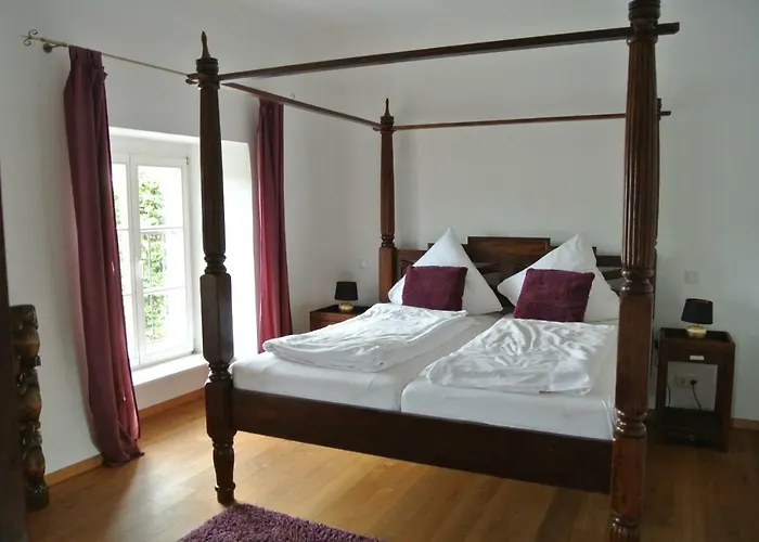 Erlesenes Hotel Wappen von Leiwen