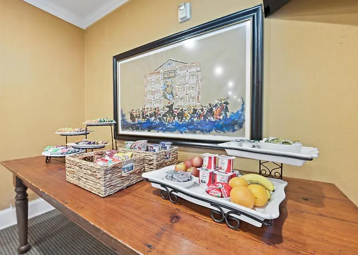 Top Hotels Near Hilldale Mall in Madison, Wisconsin