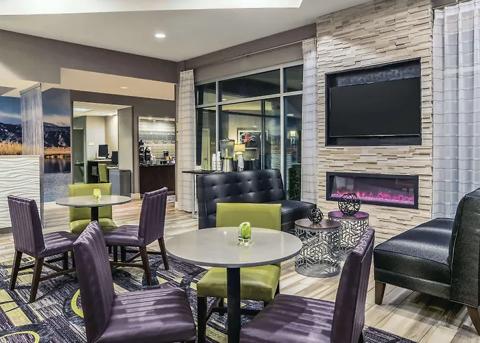 Top Hotels Near Louisville Airport with Shuttle