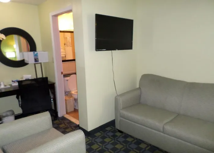 Best Hotels Near Cellairis Amphitheatre, Lakewood